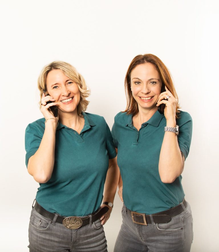 Zwei Frauen am Telefon