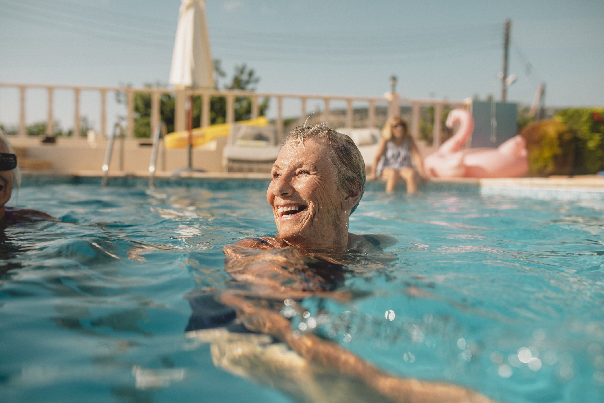 Ältere Dame im Pool